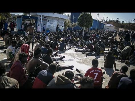 Varios Migrantes Sudaneses Que Intentaron Saltar La Valla De Melilla