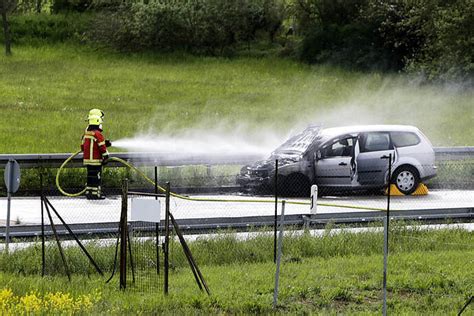 Abgelenkt Durch Brennendes Auto Auffahrunfall Sorgt F R Vollsperrung