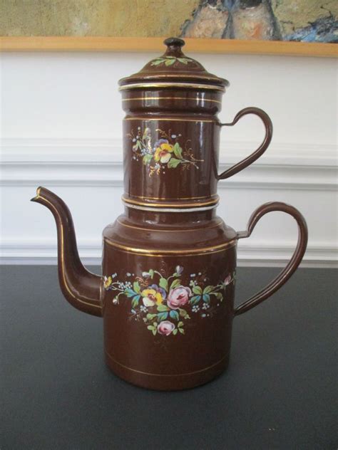 RARE MODELE DE CAFETIERE TOLE EMAILLEE DECOR ROSES ET PENSEES EN RELIEF