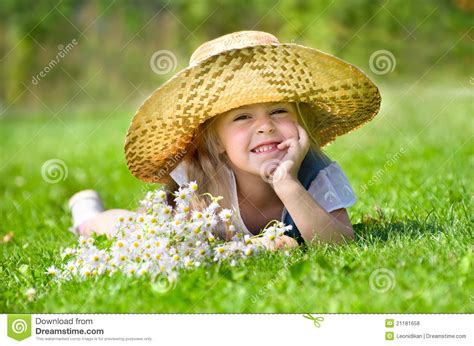 Petite Fille Se Trouvant Sur La Pelouse Photo Stock Image Du