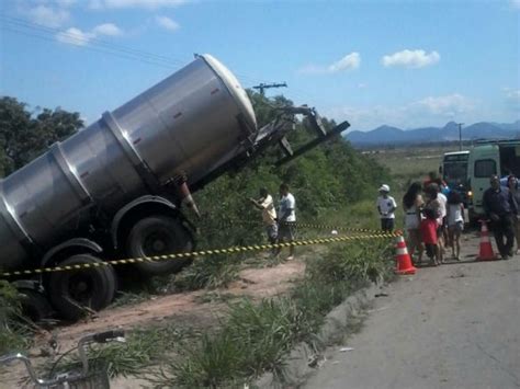 G1 Motorista Fica Ferido Após Caminhão Tombar Em Rodovia Do Es