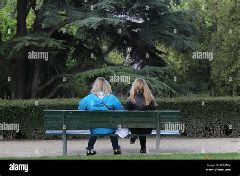 Deux Personnes Sur Un Banc Banque De Photographies Et Dimages à Haute