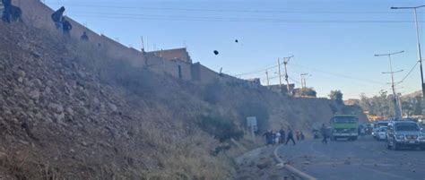 Tensión en Cochabamba vecinos lanzan piedras para intentar bloquear