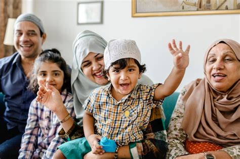 Familia Musulmana Relajante Y Jugando En Casa Foto Premium