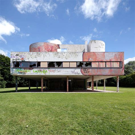 Behold A Vandalized Villa Savoye Plastered In Graffiti Kunst Beauty