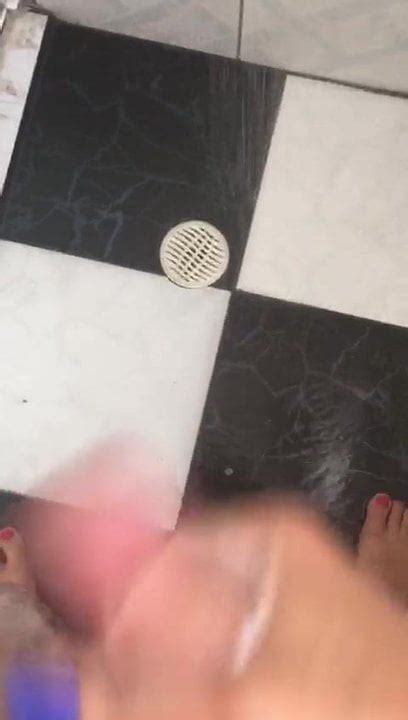 TILF brésilienne MILF trans avec un hardon sous la douche xHamster