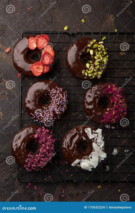 Donuts De Chocolate Al Horno Con Varios Recubrimientos Foto De Archivo