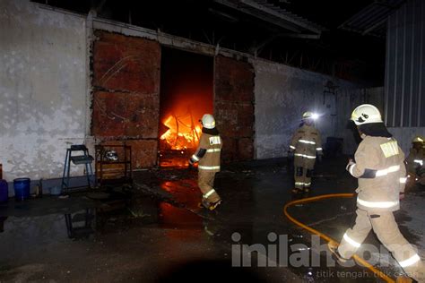 Foto Gudang Ban Irc Di Cengkareng Terbakar