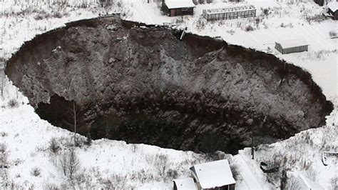 Giant sinkhole swallows up old mine in Russia's Urals (PHOTOS) — RT ...