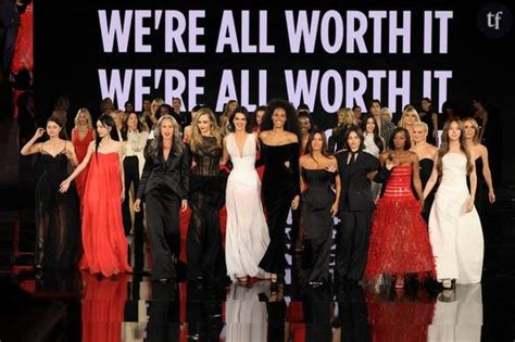 Elles sont toutes à moitié nues Kendall Jenner Helena Rosalia La naked dress règne à