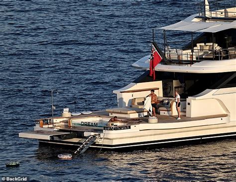 Kate Hudson 46 Shows Off Her Incredible Figure In Tiny Bikini As She Celebrates 4th Of July In