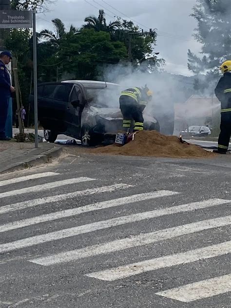 VÍDEO Veículo pega fogo em Guabiruba