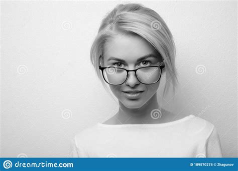 Gros Plan Du Portrait Jeune Femme En Verres Photo Stock Image Du