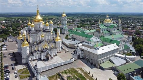 Vista Superior De La Iglesia Y El Monasterio De La Ciudad De Pochaev