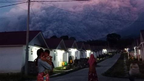 Gunung Semeru Kembali Meletus Luncurkan Awan Panas Kini Status Jadi