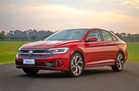 Teste Volkswagen Jetta GLI 2022 fica melhor por obrigação e faz