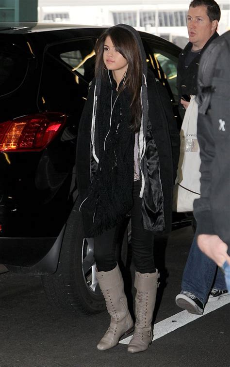 Selena Gomez Arriving Into Jfk Airport In New York City Jomblodotcom