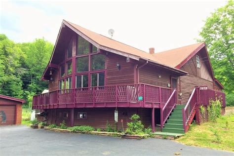 Explore cabin experience near Tannersville, NY on cozycozy.com