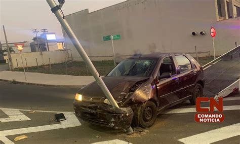 Motorista Bate Carro Em Poste De Sem Foro No Parque Ecol Gico Em