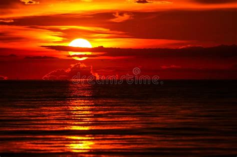 Puesta Del Sol En La Nube Roja Clara Pasada De La Silueta Del Cielo Del