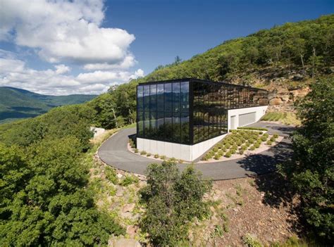 A Spacious Contemporary Glass House In The Catskill Mountains Of New