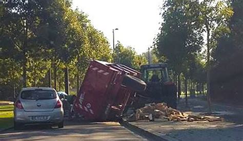 Ostwald La Remorque Du Tracteur Se Renverse