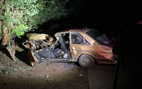 Motorista Fica Gravemente Ferido Ap S Bater Carro Em Rvore Na Estrada