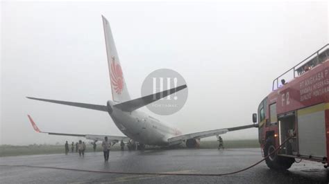 Hujan Deras Pesawat Lion Air Tergelincir Di Bandara Supadio Pontianak