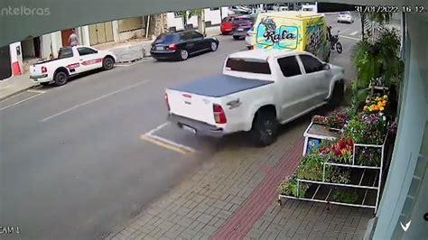 VEJA VÍDEO caminhonete invade calçada no centro de União da Vitória