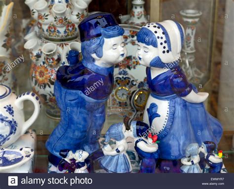 Blue white delftware hi-res stock photography and images - Alamy