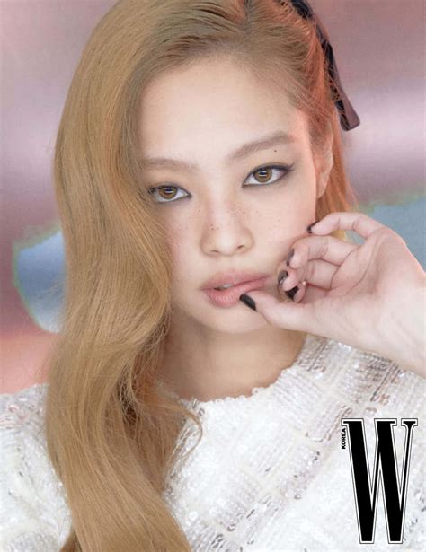 Download Blackpink's Jennie With Golden Hair Picture | Wallpapers.com