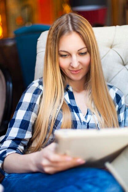 Premium Photo Portrait Of Smiling Young Woman Using Mobile Phone