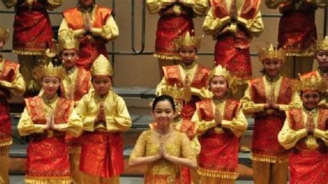 Tari Bungong Jeumpa Asal Usul Fungsi Gerakan Pola Lantai And Busana