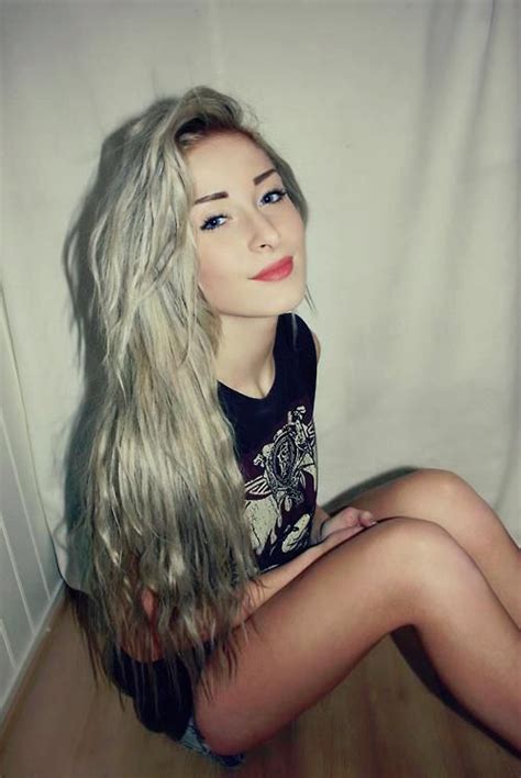 Light Blonde Hairstyle Light Blonde Hair Light Blonde Dark Roots Blonde Hair