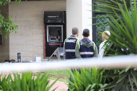 Las imágenes del atraco a un cajero automático en Huelva