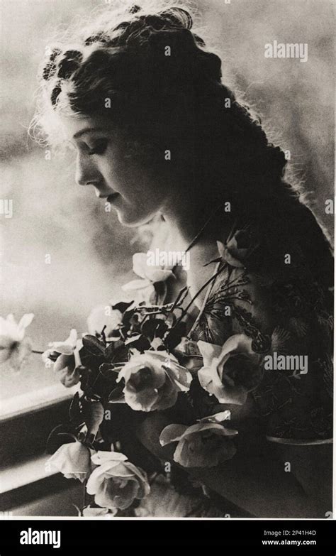 S Usa The Silent Movie Actress Mary Pickford Born Gladys M