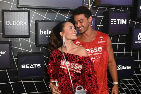 Foto Larissa Manoela dá beijo e chamego no marido no 1º dia de