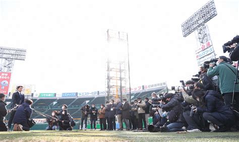 大勢の報道陣の前で会見を行う藤浪（撮影・北條 貴史） ― スポニチ Sponichi Annex 野球