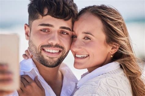 Selfie Liebe und Paar bei einem Date am Strand für Valentinstag