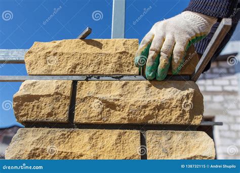 El Hombre Construye Una Pared De Ladrillo En Un Emplazamiento De La