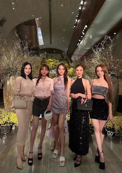 Hội chị em hot girl của Linh Rin Toàn lấy chồng đại gia riêng con dâu nhà Johnathan Hạnh