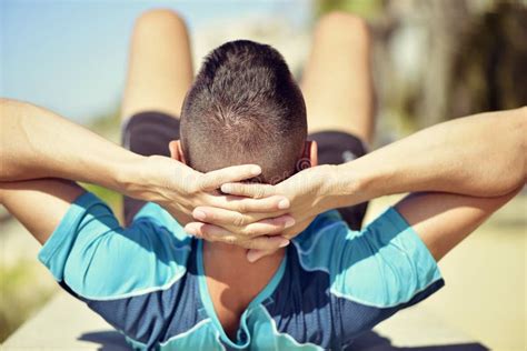 Deportista Joven Que Hace Ejercicios Abdominales Imagen De Archivo