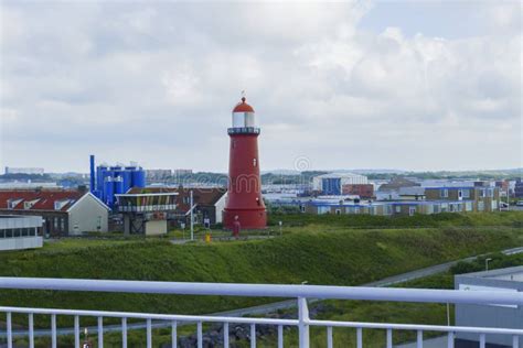 Rode Vuurtoren In Het Havenbekken Van Ijmuiden Bij Amsterdam Stock