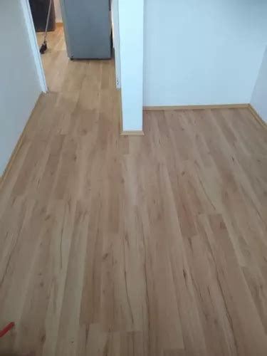 Piso Laminado Tekno step De 7 Mm Instalado Con Zoclo Meses sin interés