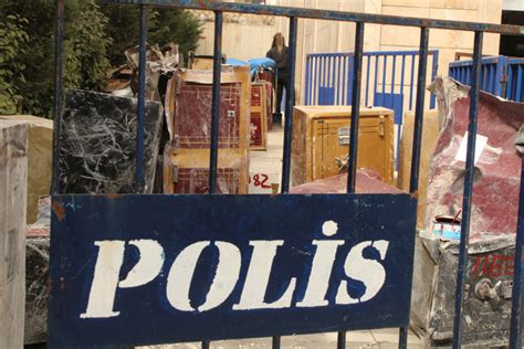 Kahramanmaraş ta enkazdan çıkartılan değerli eşyalar polis korumasına