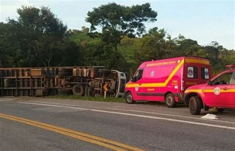 Carreta tomba e três ficam feridos na BR 494 em Oliveira Últimas