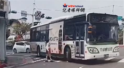 離譜北市公車硬要右轉！險撞斑馬線行人 女被逼「倒退嚕」保命 Ettoday社會新聞 Ettoday新聞雲