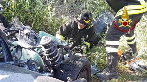 VeraTV It Frontale Tra Auto E Camion Poi Lincendio Morta Donna Di