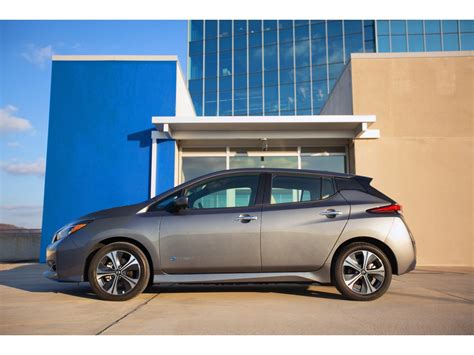 2023 Nissan Leaf Pictures: | U.S. News