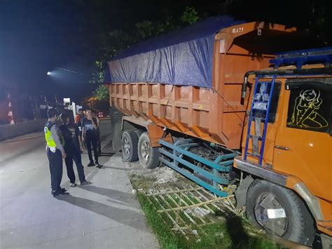 Sopir Truk Alami Serangan Jantung Saat Berkendara Berujung Tabrak